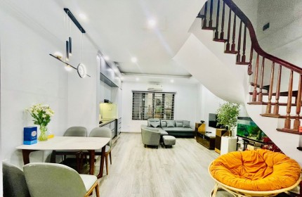 Bán nhà mới koong Bát Khối 40m2, 5T, ngõ thông ô tô đỗ cổng  nhỉnh 4 tỷ Long Biên